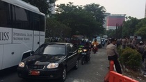 Polisi Berupaya Normalkan Lalu Lintas depan Gedung KPK