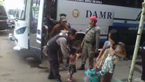 Ratusan Eks Gafatar Tiba di Asrama Haji Bekasi
