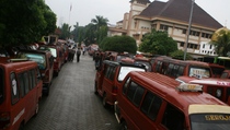 Sopir Angkot Bekasi Enggan Turunkan Ongkos