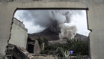 Erupsi Sinabung Masih Berbahaya, Pengungsi Nekad Berkebun