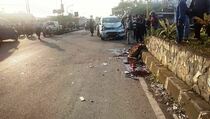 Terobos Lampu Merah, Mobil Tabrak Empat Motor