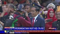 Momen Jokowi Sapa Warga Sebelum Upacara Penurunan Bendera