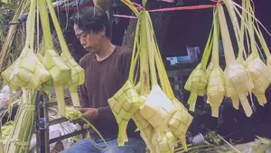 Pedagang Kulit Ketupat di Jakarta