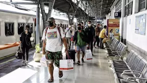 Arus Balik Mudik Lebaran Mulai Meningkat di Stasiun Pasar Senen 