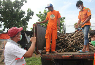 Antisipasi Banjir, Sampah Bambu di Kali Bekasi Dibersihkan