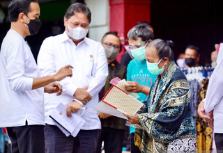 Presiden Jokowi Serahkan Bantuan Tunai untuk PKL-Warung di Malioboro