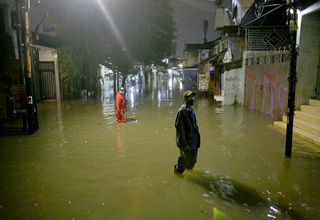 Banjir 2 Meteran Melanda Cawang, 30 Jiwa Mengungsi