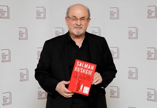 Iran Sebut Salman Rushdie Diserang karena Ulahnya Sendiri