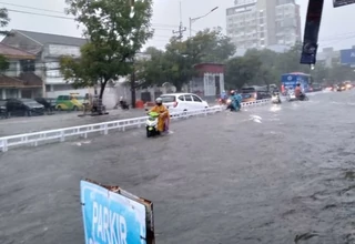 Banyak Kendaraan Mogok Akibat Banjir di Kota Semarang