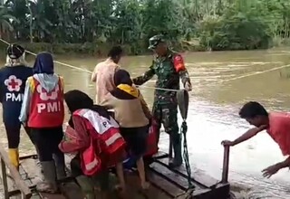 Seberangi Sungai dengan Rakit, Relawan Kirim Logistik Korban Banjir
