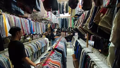 Pengunjung memilih pakaian impor bekas di Pasar Senen, di Jakarta, Senin, 13 Maret 2023.