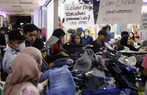 Pasar Tanah Abang Ramai Pengunjung di Minggu Terakhir Ramadan