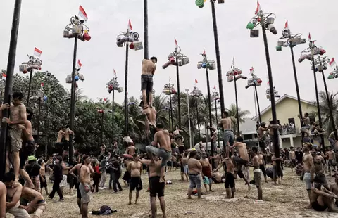 Keseruan Lomba Panjat Pinang di Ancol