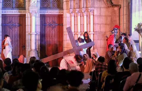 Visualisasi Jalan Salib Peringati Jumat Agung di Katedral Jakarta