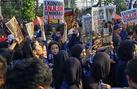 Mahasiswa Trisakti Unjuk Rasa di Gedung DPR