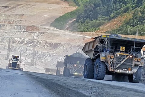 Kendaraan berat memasuki kawasan pertambangan emas dan tembaga milik PT Amman Mineral di Sumbawa Barat, Nusa Tenggara Barat.