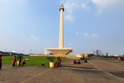 Area Monas Dibersihkan Jelang Peringatan HUT RI ke-79