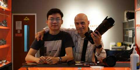 Reynard Neilson Septian (kiri) dan fotografer Graham Uden.