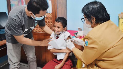 Seorang siswa SD Negeri 01 Penjaringan, Jakarta sedang diimunisasi oleh tenaga kesehatan Puskesmas.