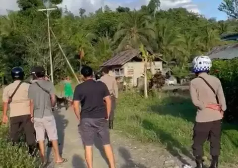 Anggota Polres Halmahera Timur diadang warga saat akan menggeledah rumah tersangka pembunuhan di Dusun Tukur-tukur, Kecamatan Wasile Timur.