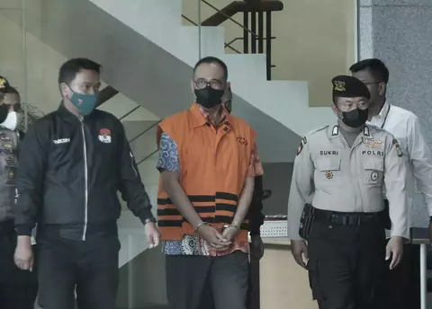 Mantan Pejabat Direktorat Jenderal Pajak (DJP) Kementerian Keuangan (Kemenkeu) Rafael Alun Trisambodo (rompi oranye), dikawal petugas usai menjalani pemeriksaan di Gedung KPK, Jakarta, Senin (3/4/2023).