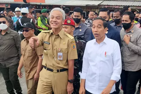 Presiden Joko Widodo didampingi Gubernur Jateng Ganjar Pranowo meninjau harga dan ketersediaan bahan pokok menjelang lebaran di Pasar Selo Jl Muntilan, Samiran, dan Pasar Cepogo Dusun 2, Mliwis, di Kabupaten Boyolali serta menyerahkan bantuan sosial di Bulog Kartosuro Kabupaten Sukoharjo Area Sawah, Ngabeyan, Kabupaten Sukoharjo, Senin, 10 April 2023.