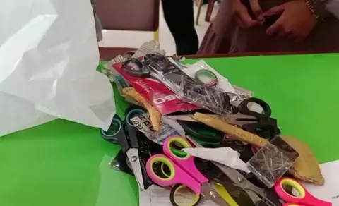 Sejumlah gunting milik jemaah haji yang dilarang dibawa saat penerbangan disita Petugas Embarkasi Surabaya.