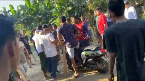 Tangkapan layar video amatir yang menunjukkan sejumlah warga membawa balok dan parang mengadang anggota polisi yang hendak menangkap pengedar narkoba di Sidrap, Sulawesi Selatan (Sulsel). 