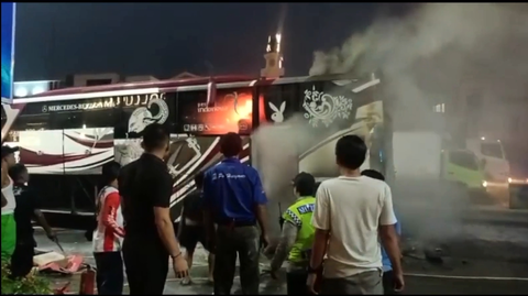 Bus jurusan Jakarta-Cepu terbakar di depan gerbang Tol Cikarang Barat, Kabupaten Bekasi, Jawa Barat, Senin, 29 Mei 2023 petang.