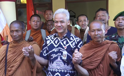 Gubernur Jawa Tengah Ganjar Pranowo berfoto bersama biksu yang sedang melakukan Thudong atau prosesi jalan kaki dari Thailand menuju Candi Borobudur, Magelang, pada Selasa, 30 Mei 2023.