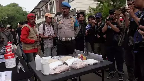 Barang bukti dari penggerebekan pabrik ekstasi di perumahan elite di Kabupaten Tangerang.