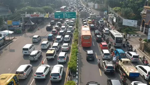 Arus kendaraan wisatawan menuju kawasan Puncak, Bogor mengalami kemacetan cukup panjang. Antrean kendaraan mengular sekitar 3 kilometer (km) dari simpang Gadog hingga rest area Jagorawi, Sabtu, 3 Juni 2023.