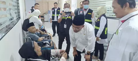 Menteri Koordinator Bidang Pembangunan Manusia dan Kebudayaan (Menko PMK) Muhadjir Effendy menjenguk jemaah haji yang dirawat di Klinik Kesehatan Haji Indonesia (KKHI) Madinah.