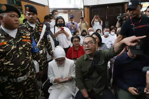 Ayah dari korban David Ozora, Jonathan Latumahina saat mengikuti sidang dengan terdakwa Mario Dandy, di PN Jakarta Selatan, Selasa, 6 Juni 2023.