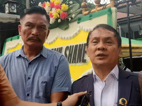 Tagor Lumbantoruan, ayah Shane Lukas dan Happy Sihombing, pengacara Shane Lukas saat ditemui usai persidangan di Pengadilan Negeri Jakarta Selatan (PN Jaksel) Selasa, 6 Mei 2023. 