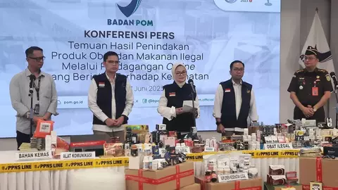 Kepala BPOM RI, Penny K. Lukito, memyampaikan keterangan kepada awak media terkait penyitaan obat ilegal di Gedung BPOM, Rabu 7 Juni 2023.