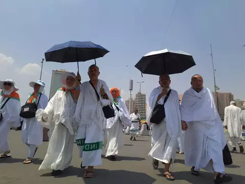 Jemaah haji Indonesia gelombang kedua disarankan memakai kain ihram sejak dari Tanah Air.