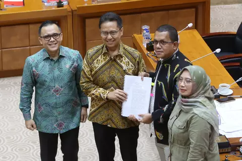 Menteri Kesehatan Budi Gunadi Sadikin (kedua kiri), didampingi Menteri Pendayagunaan Aparatur Negara dan Reformasi Birokrasi (PANRB) Abdullah Azwar Anas (kiri) menyerahkan naskah RUU Kesehatan kepada Wakil Ketua Komisi IX DPR RI Emanuel Melkiades Laka Lena (kedua kanan), dan Wakil Ketua Komisi IX DPR RI Nihayatul Wafiroh Wafiroh saat Rapat kerja di Komplek Parlemen, di Jakarta, Senin, 19 Juni 2023.