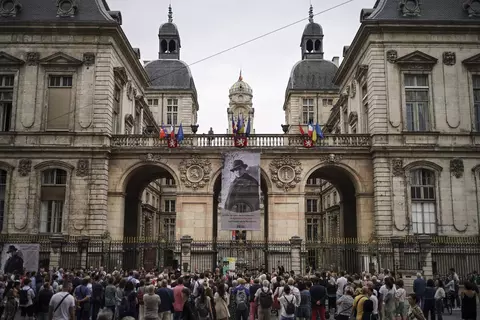 Warga berkumpul di depan balai kota  Lyon, Prancis tengah, Senin, 3 Juli 2023, untuk menunjukkan solidaritas mereka kepada Wali Kota L'Hay-les-Roses, yang diserang perusuh dalam rangkaian kerusuhan akibat terbunuhnya Nahel, seorang remaja 17 tahun oleh polisi.