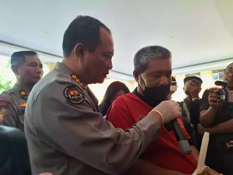 Seorang pria lanjut usia (lansia) inisial A (63) warga asal kecamatan Alas Sumbawa Barat, diamankan Direktorat Polairud Polda NTB karena kedapatan membawa 1.840 batang detonator atau bahan perlengkapan peledak.