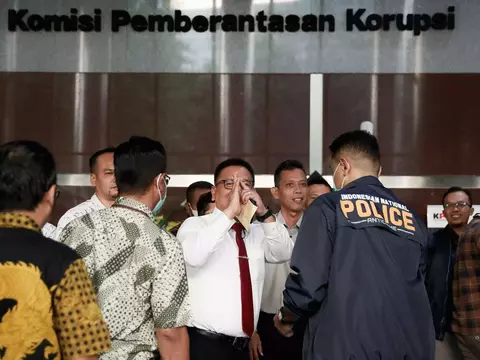 Brigjen Pol. Endar Priantoro (tengah), yang akan akan bertemu dengan Pimpinan KPK, di kantor KPK, Jakarta, Rabu 5 Juli 2023. Brigjen Endar Priantoro yang sempat dicopot oleh Ketua KPK Firli Bahuri kembali bertugas sebagai Direktur Penyelidikan KPK. Keputusan Brigjen Endar Priantoro kembali bertugas sebagai Direktur Penyelidikan KPK berdasarkan Surat Keputusan Sekjen KPK tertanggal 27 Juni 2023.