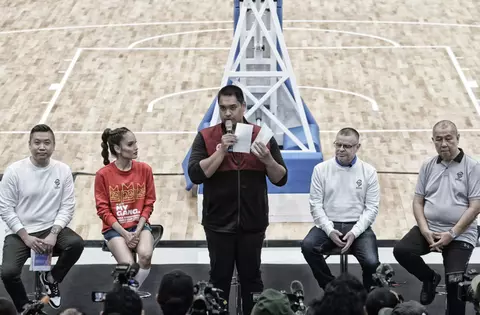 Menteri Pemuda Dan Olahraga Dito Ariotedjo (tengah), bersama (kiri ke kanan) Perwakilan FIBA Indonesia Cahyadi Wanda, Local Ambassador FIBA World Cup 2023 Cinta Laura Kiehl, Executive Director FIBA David Crocker, dan Ketua Umum (Ketum) Pengurus Pusat (PP) Persatuan Bola Basket Seluruh Indonesia (Perbasi), Danny Kosasih memberikan keterangan pers mengenai hitung mundur 50 hari menuju FIBA World Cup 2023 di Indonesia Arena, Senayan, Jakarta, Selasa 11 Juli 2023.