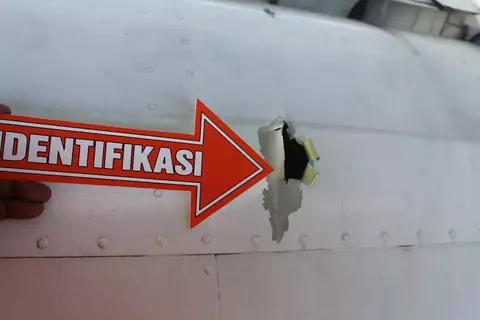 Lubang peluru di sayap kiri pesawat Smart Aviation yang ditembak orang tak dikenal di Distrik Homeyo Kabupaten Intan Jaya, Papua Tengah, Selasa, 18 Juli 2023. 