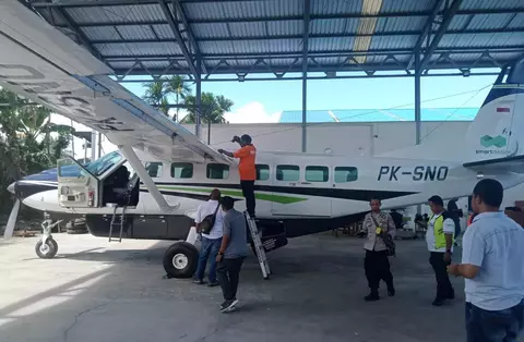 Polisi menemukan 4 lubang di sayap kiri pesawat Smart Air yang ditembak OTK di Intan Jaya, Papua Tengah, Selasa, 18 Juli 2023. 