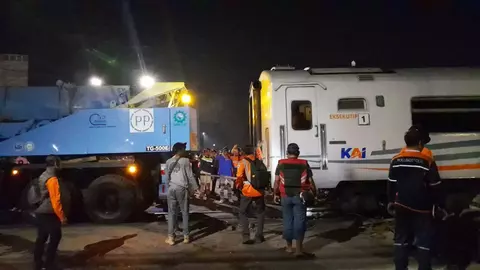 Proses evakuasi KA Brantas yang terlibat kecelakaan dengan truk di Semarang, Selasa, 18 Juli 2023. 