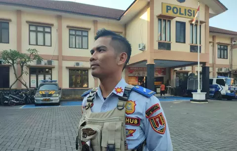 Penjaga pelintasan kereta atau penjaga jalan lintasan (PJL) dari Dinas Perhubungan Kota Semarang, Agus Setiawan.