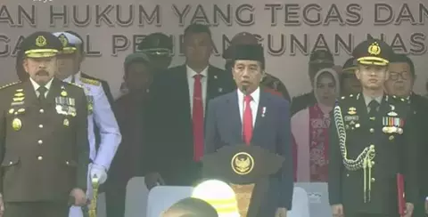 Presiden Joko Widodo menjadi inspektur upacara dalam peringatan Hari Bhakyi Adhyaksa yang ke-63, di Badan Diklat Kejaksaan Agung, Jakarta Selatan, Sabtu, 22 Juli 2023.