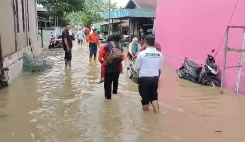 Warga beraktivitas di tengah banjir yang merendam Kota Samarinda, Kalimantan Timur, Sabtu 22 Juli 2023.