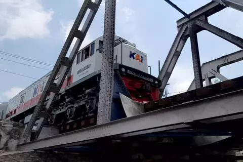 Kereta melintas di jembatan pelintasan Jalan Madukoro Raya, Kota Semarang, Jateng. Di pelintasan ini  KA Brantas menabrak truk, Selasa, 18 Juli 2023 malam.