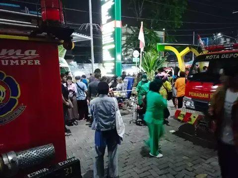 Kebakaran melanda RS Hermina Depok, Sabtu, 22 Juli 2023 malam. Sejumlah pasien dievakuasi.